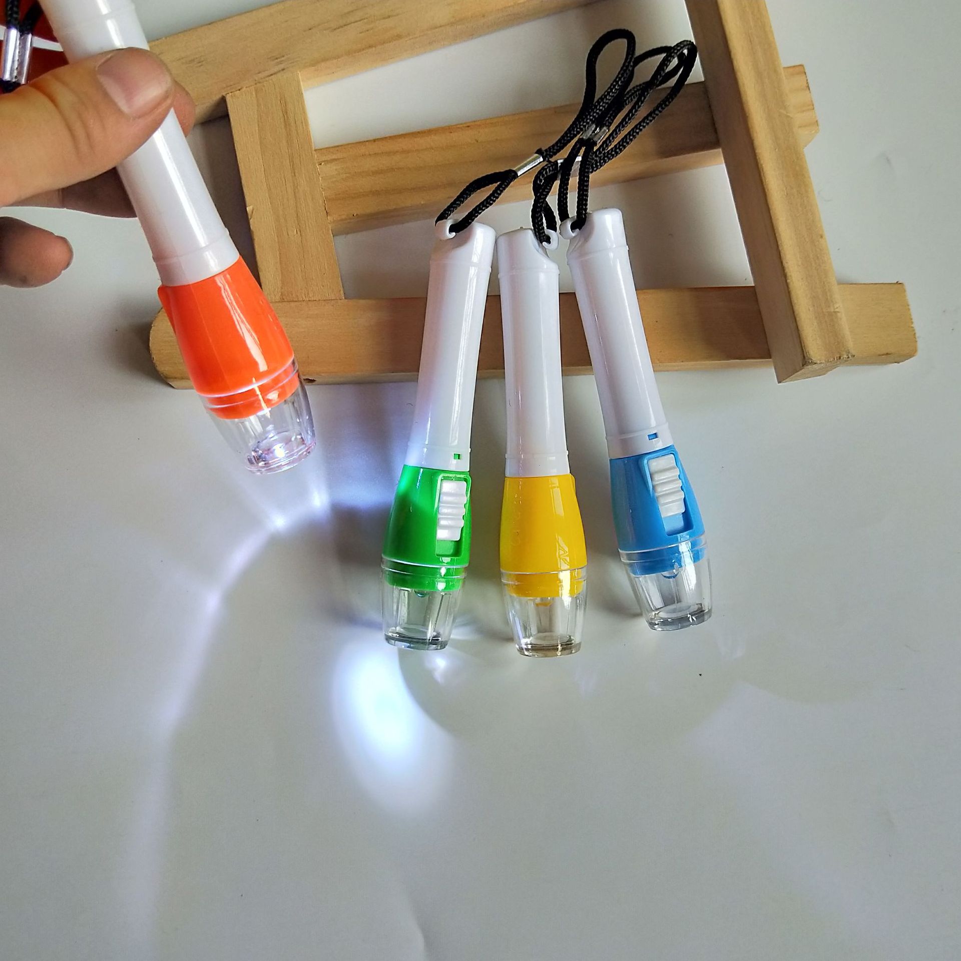 One-yuan store small hand lights, children's night lights, small flashlights, small night lights, 1-yuan store wholesale supply Application Scenario