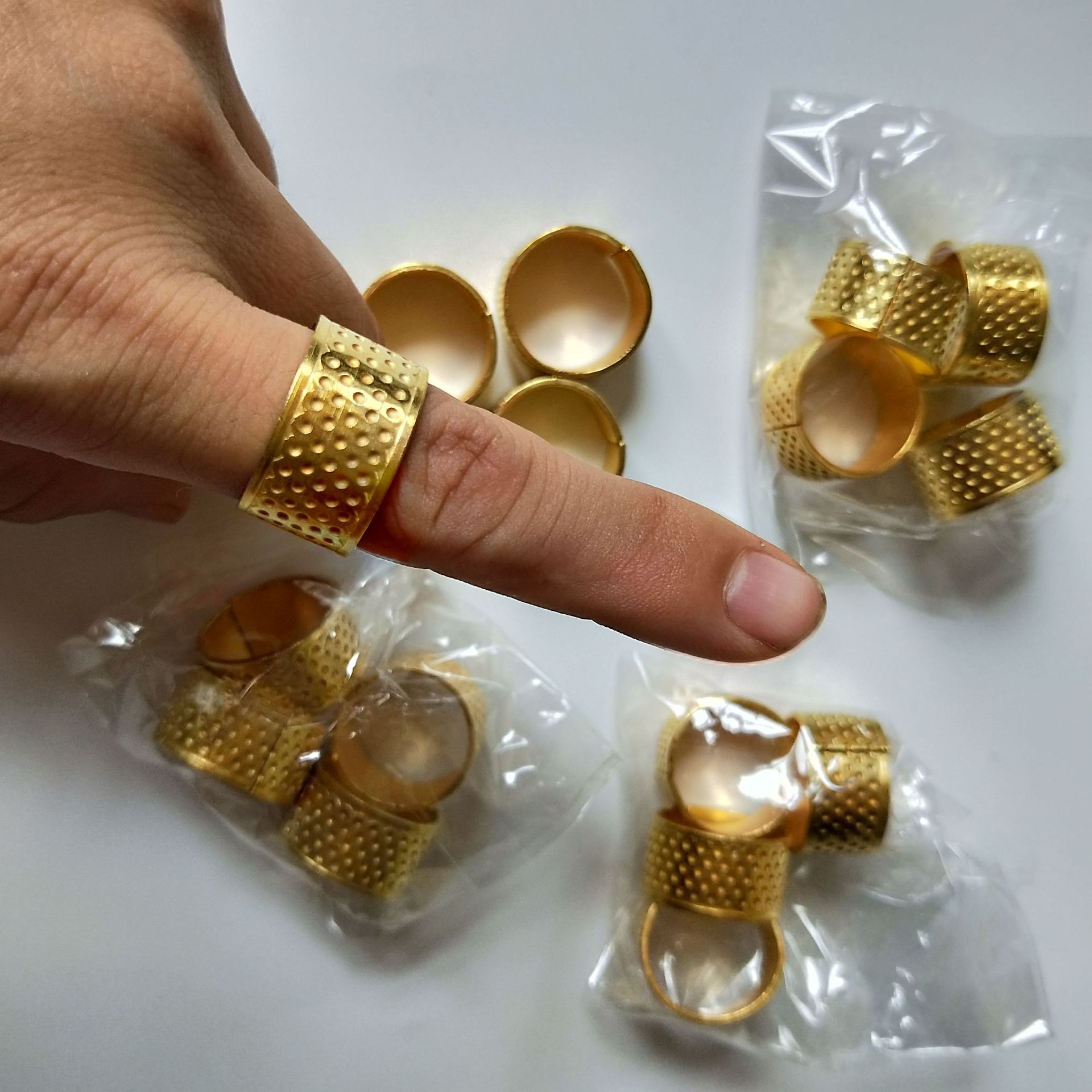 【 Zone 1-6 】4 pieces of thimble, 50 yuan per pack. 1000 packs. 4 pieces of thimble, thickened thimble sewing tools, 1 yuan per piece. Source: 1 yuan. Store wholesale: 1 yuan details Picture