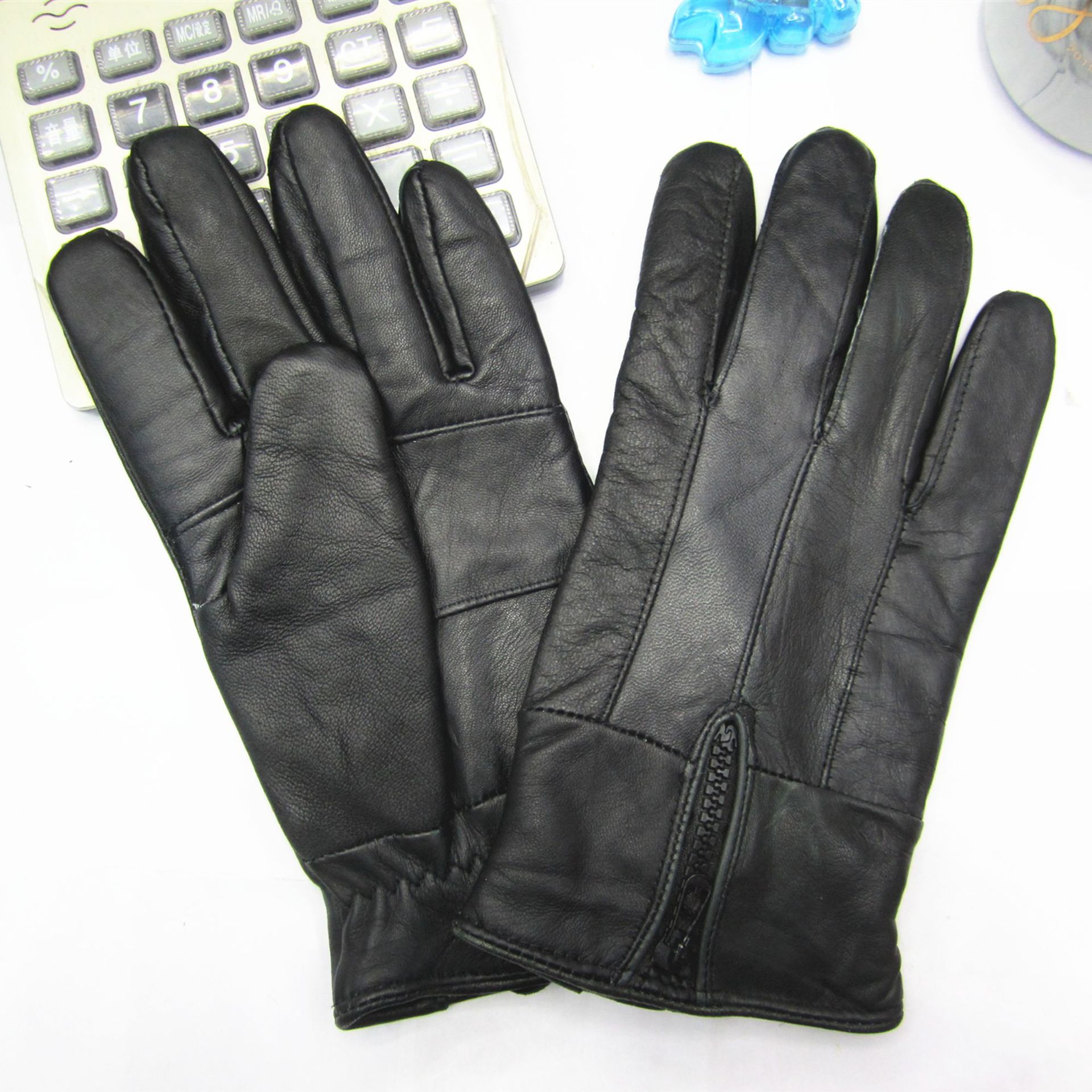 Cross-Border Manufacturers Direct Sales Of Men's Leather Leather Gloves Leisure Warm Gloves Riding Sports Wholesale Household Plus Velvet Application Scenario