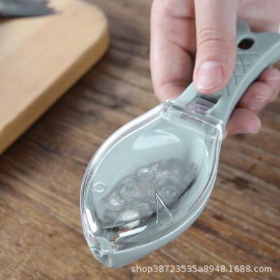 Fish scale planer with lid practical fish killing manual scaler Kitchen gadget planer knife Scaler brush fish scale Application Scenario