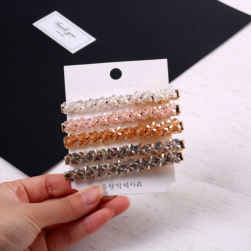 The new bling diamond-encrusted one-piece clip, a student fashion Korean-style bangs clip and decorative hair clip, is selling well