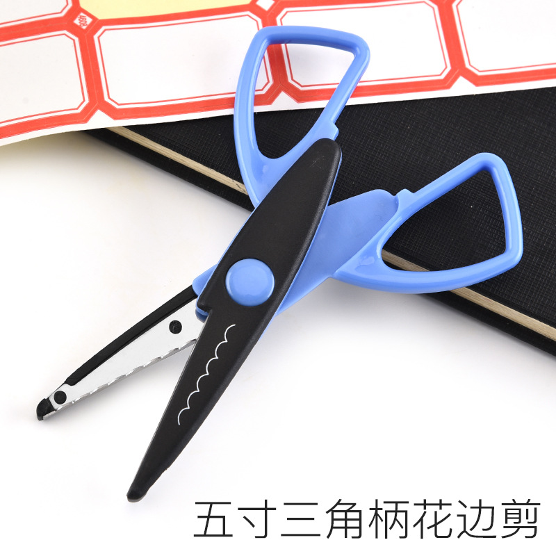 Children's scissors, student stationery scissors, hand scissors, 5-inch triangular handle lace scissors, photo album, photo lace scissors details Picture