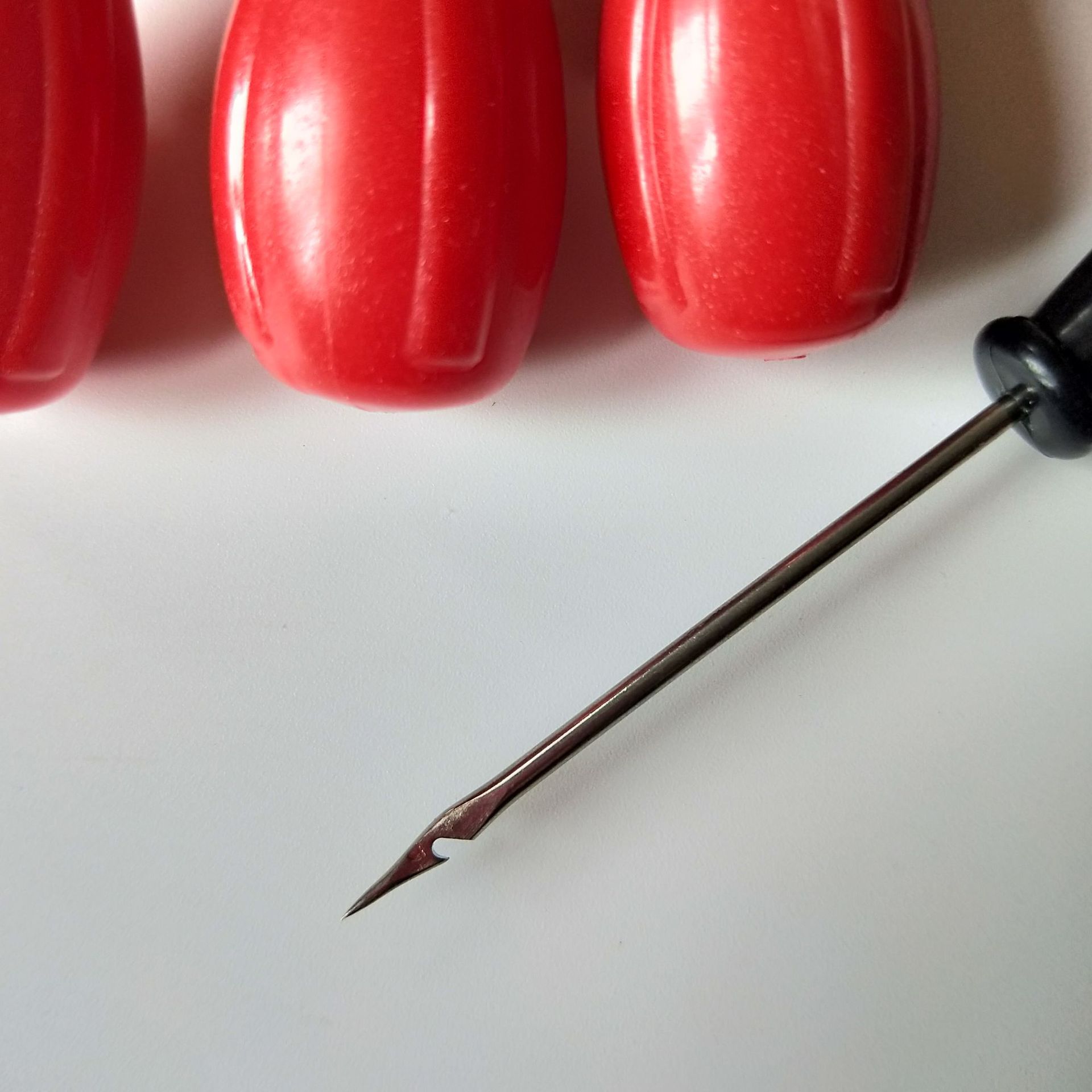 Plastic handle hook vertebrae stainless steel hook cone crochet shoe repair hook vertebrae household daily 1 yuan small hundred wholesale Specification drawing