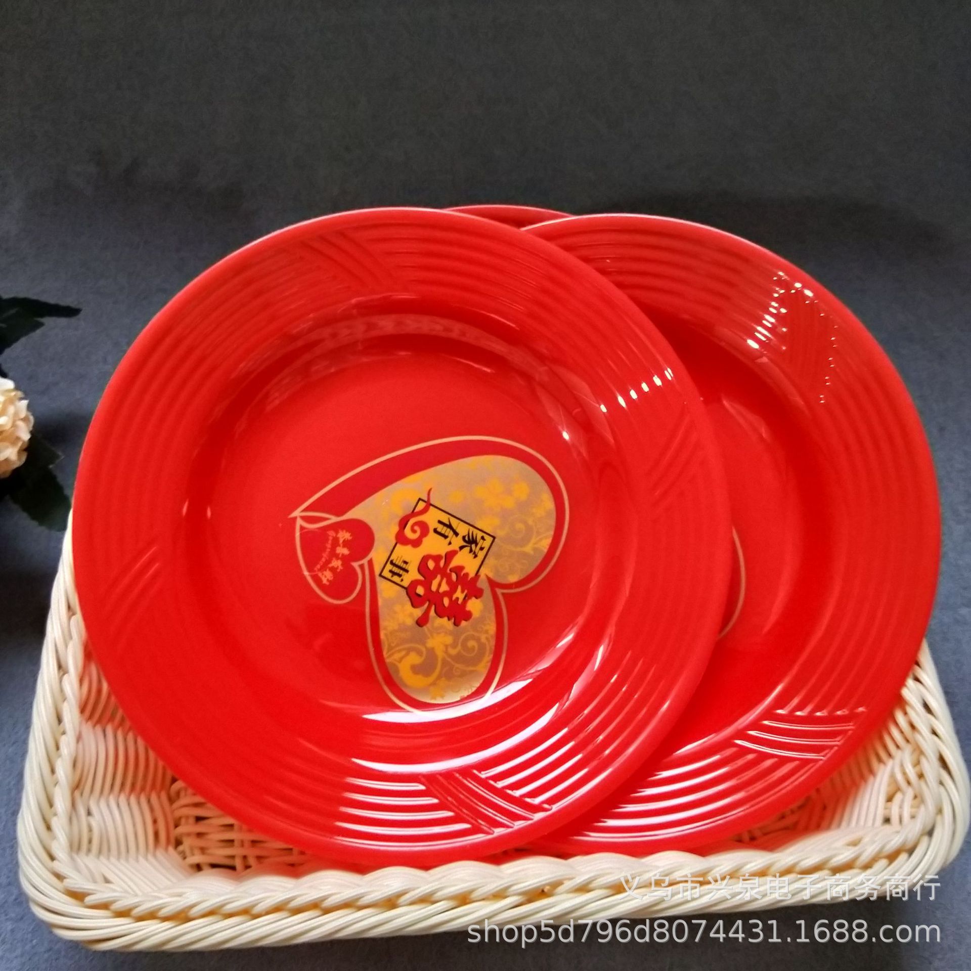 The red fruit platter has a happy event candy platter, a retail platter, and a wedding fruit platter. It costs one or two yuan Application Scenario