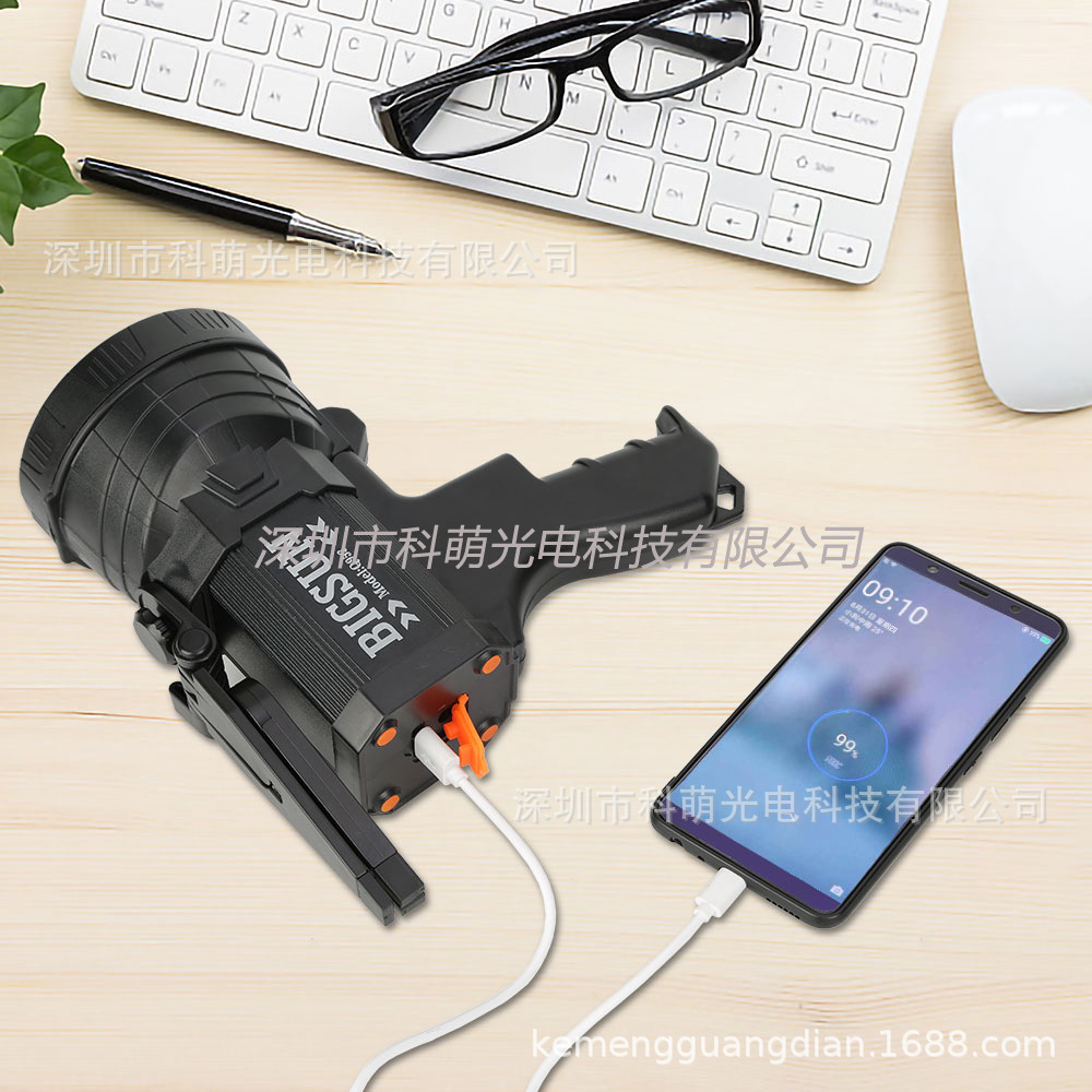 Yilangming gun-shaped handheld searchlight, spotlight, strong light, LED charging, side light, aluminum alloy portable lamp, flashlight Application Scenario