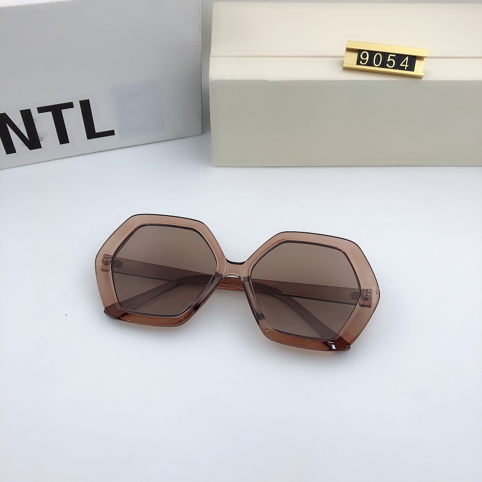 New fashionable large-framed sunglasses, polygonal PC frame, personalized women's sunglasses, best-selling cross-border glasses from Europe and America 9054 Application Scenario