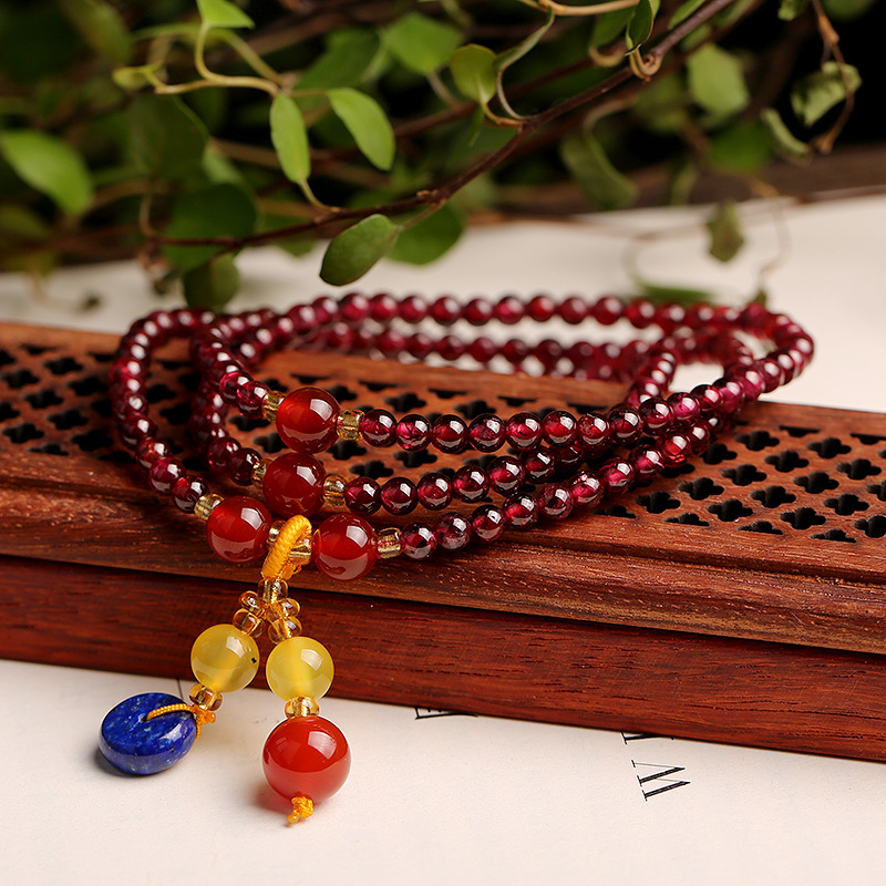 Natural 3.5mm purple-toothed garnet bracelet with multiple loops of yellow crystal flowers Application Scenario