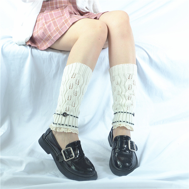 The new autumn and winter style of women's knitted woolen leaf button lace-trimmed short sock and fresh calf protection boot cover is trendy details Picture