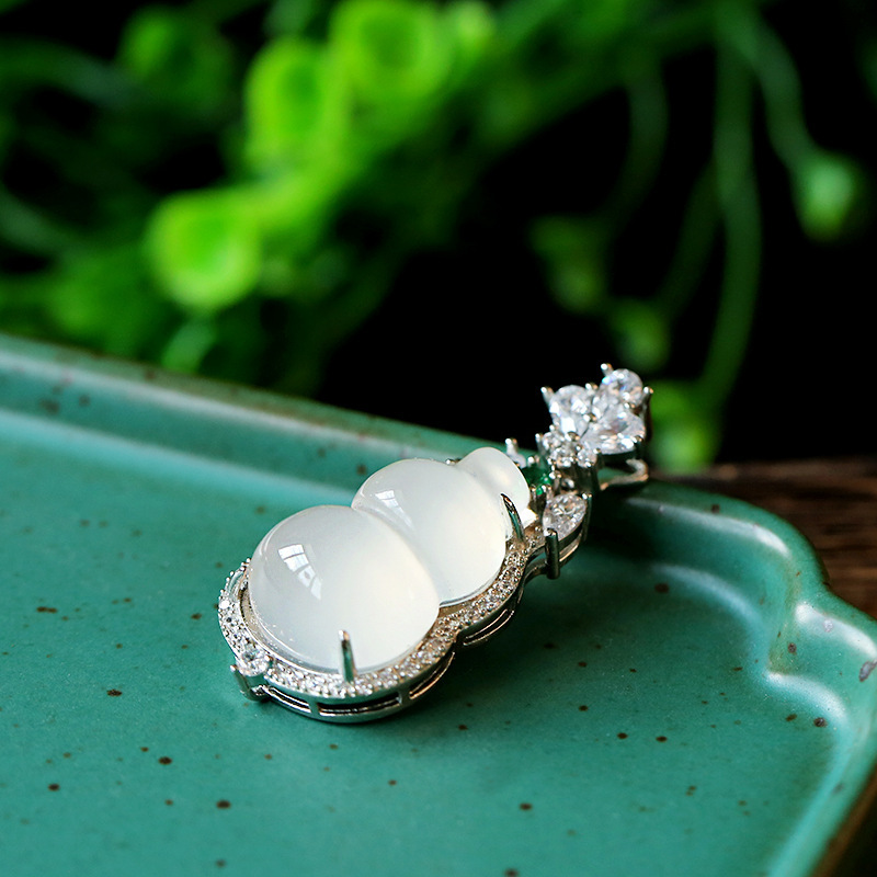Natural s925 silver luxury inlaid white chalcedony gourd pendant, men's and women's white chalcedony gourd necklace Specification image