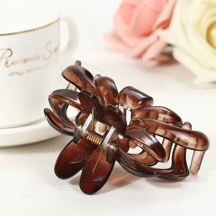 Manufacturers Direct Sales Plastic Hair Grab Flower Tray Hairpin Bath Ponytail Clip Shower Clip Yiwu Source Jewelry Wholesale Application Scenario