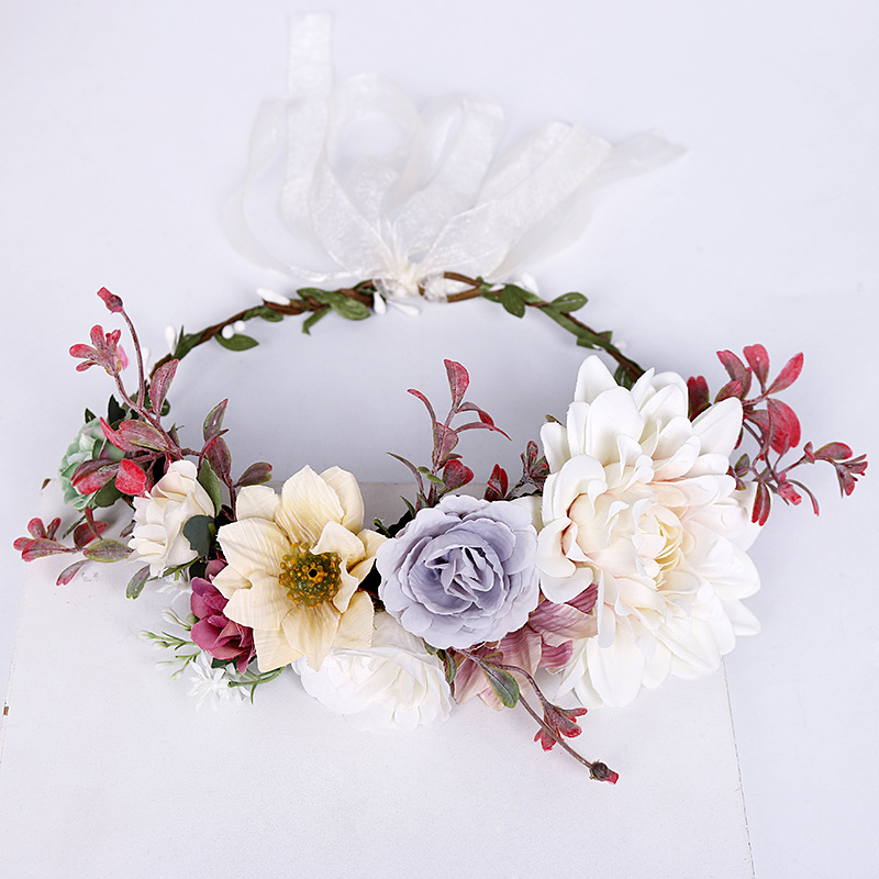 The bride's headwear features a realistic European and American wedding wreath, a Bohemian travel commemorative hairband, and a delicate floral headband