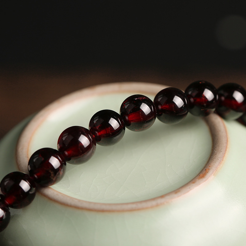 Natural garnet bracelet 7mm three-circle wine red women's garnet bracelet, Buddhist prayer bead bracelet, multi-circle crystal bracelet Application Scenario