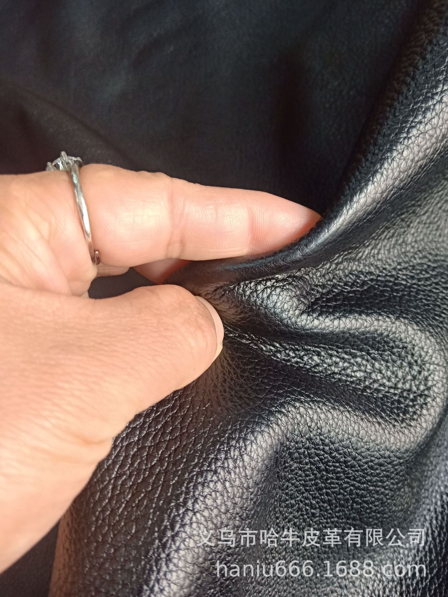 Yiwu Haniu Genuine Leather Store has black top layer flaky texture in stock