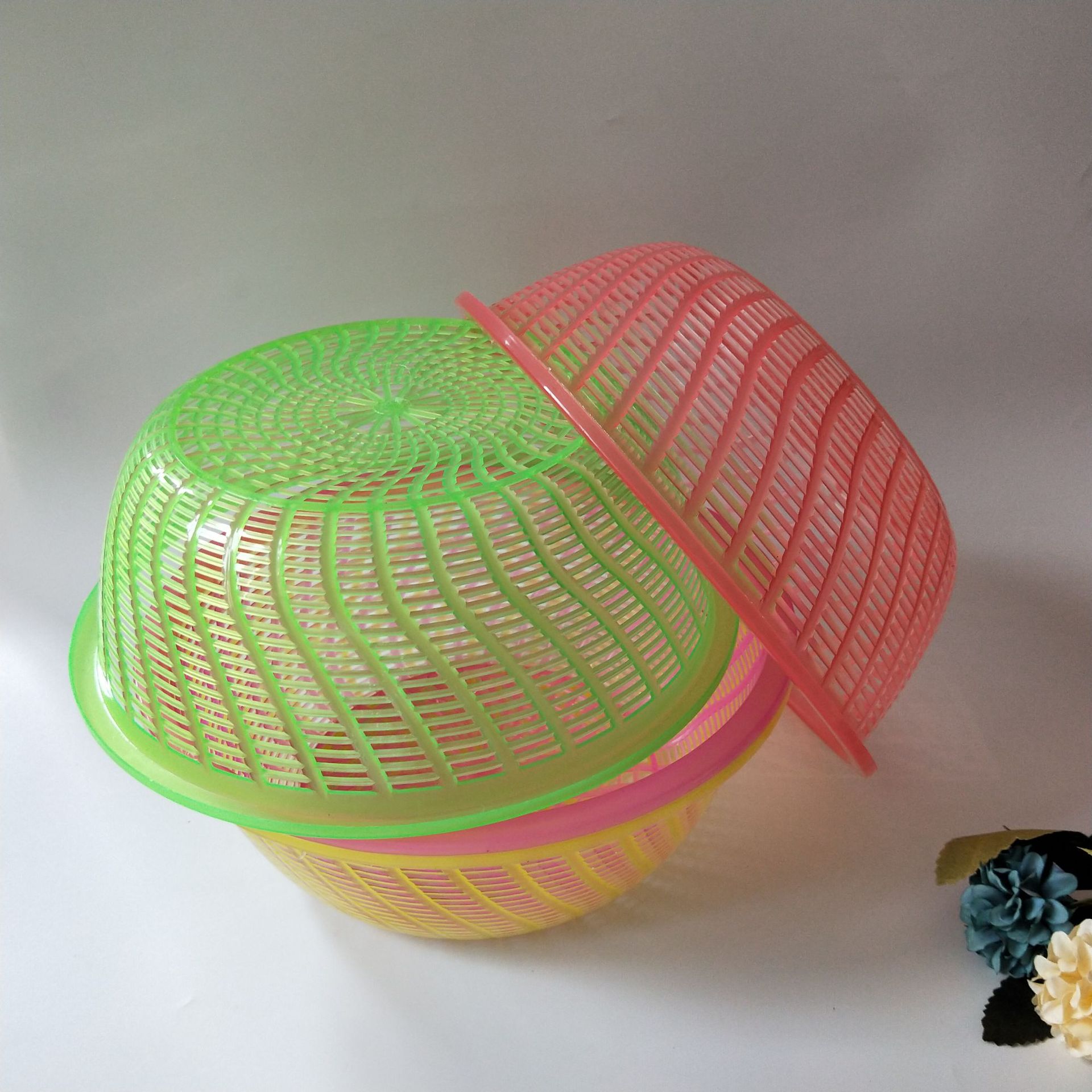 Source 1 yuan leakage basket 1 yuan rice basket 1 yuan shop wholesale basket plastic color washing rice sieve washing basket Application Scenario