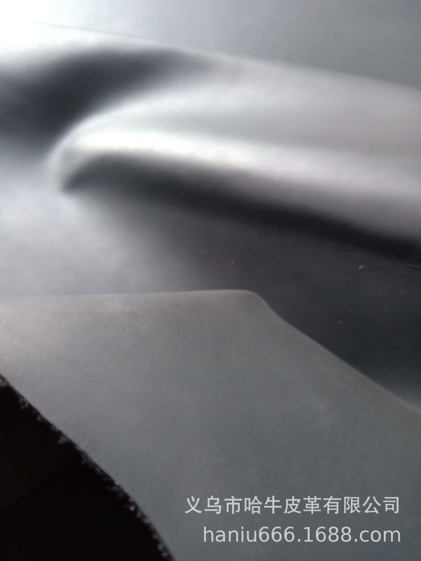 Yiwu Hanu Genuine Leather Store offers black Crazy Horse Oil waxed leather in multiple colors in stock Application Scenario