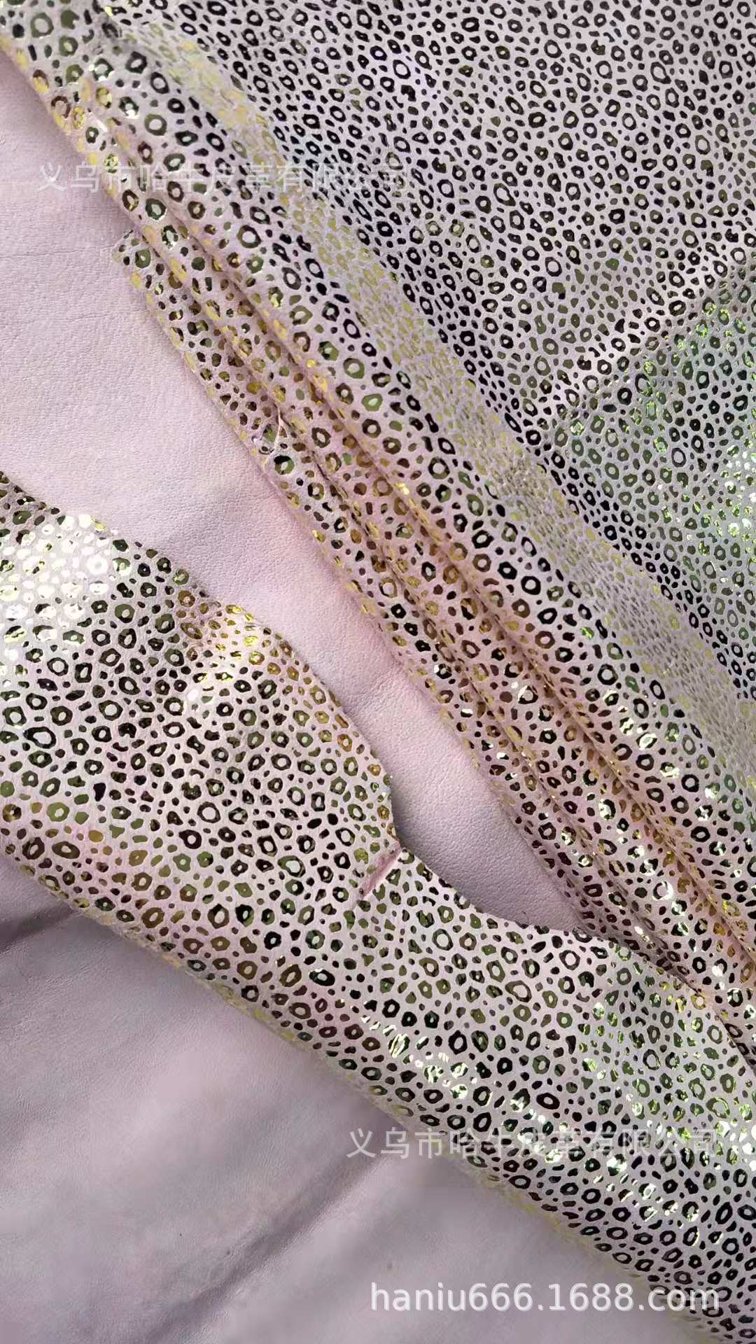 The new 2019 autumn/winter collection of Hainiu genuine leather top layer cashmere with gold and pink accents is available for custom orders based on samples Item Picture