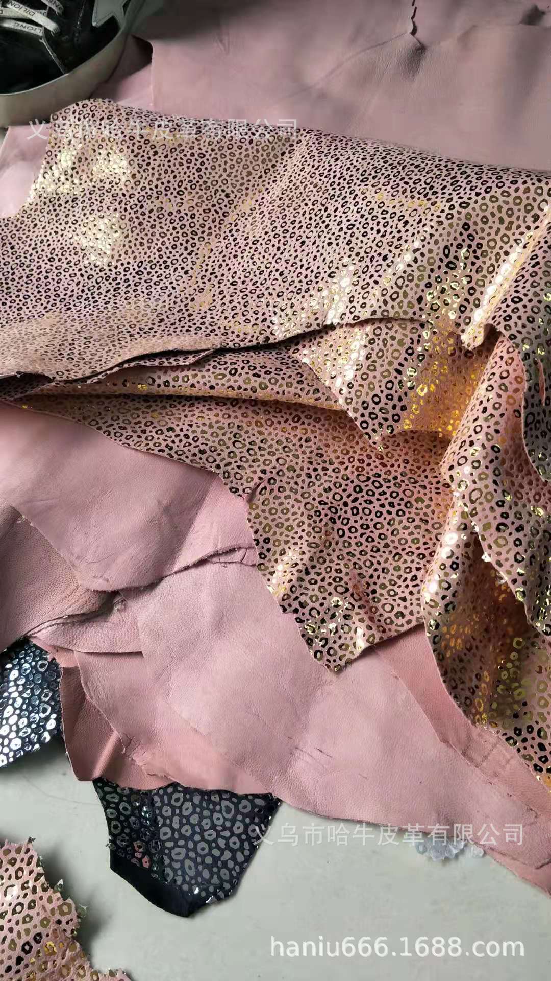 The new 2019 autumn/winter collection of Hainiu genuine leather top layer cashmere with gold and pink accents is available for custom orders based on samples Application Scenario