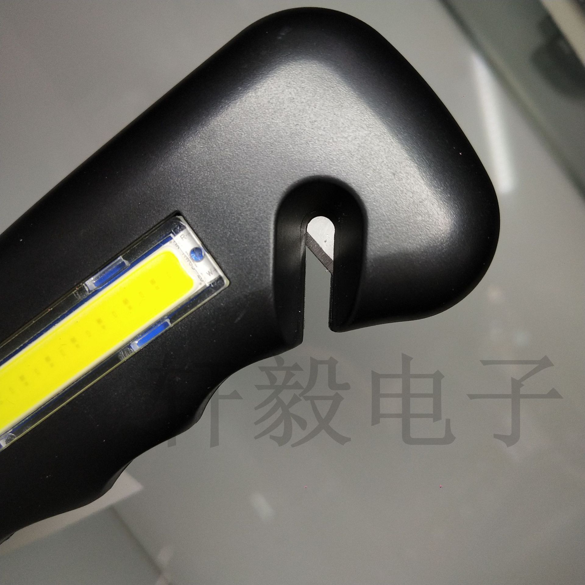 多功能车载救/汽车破窗器L/强光手电筒白底实物图