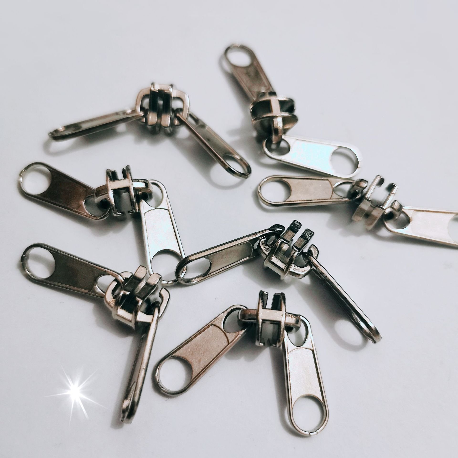 Factory direct sales with black and white No. 5 nylon pull heads in stock. Available in different colors. Bulk orders enjoy better prices Specification image