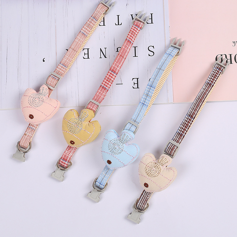 New cat and dog cartoon collars are now available for wholesale. The pet collars are adjustable and sweet, with a checkered fabric and cotton filling for luring cats Specification image