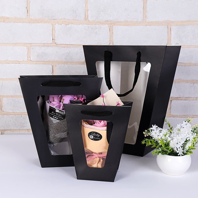 Factory direct sales of white card trapezoidal flower window bags in stock for wholesale. Festival flower hand-held gift bags and shopping bags details Picture
