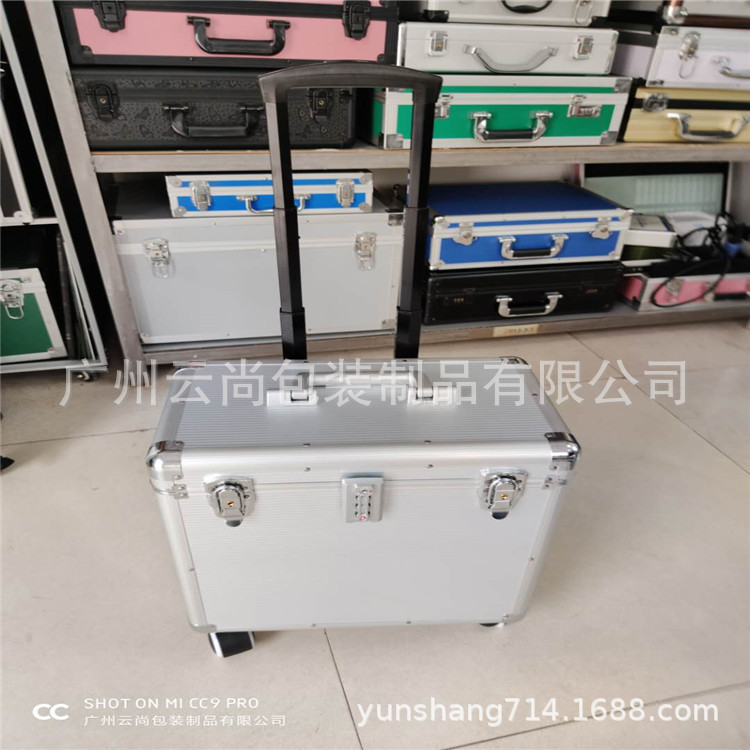行李箱实物图