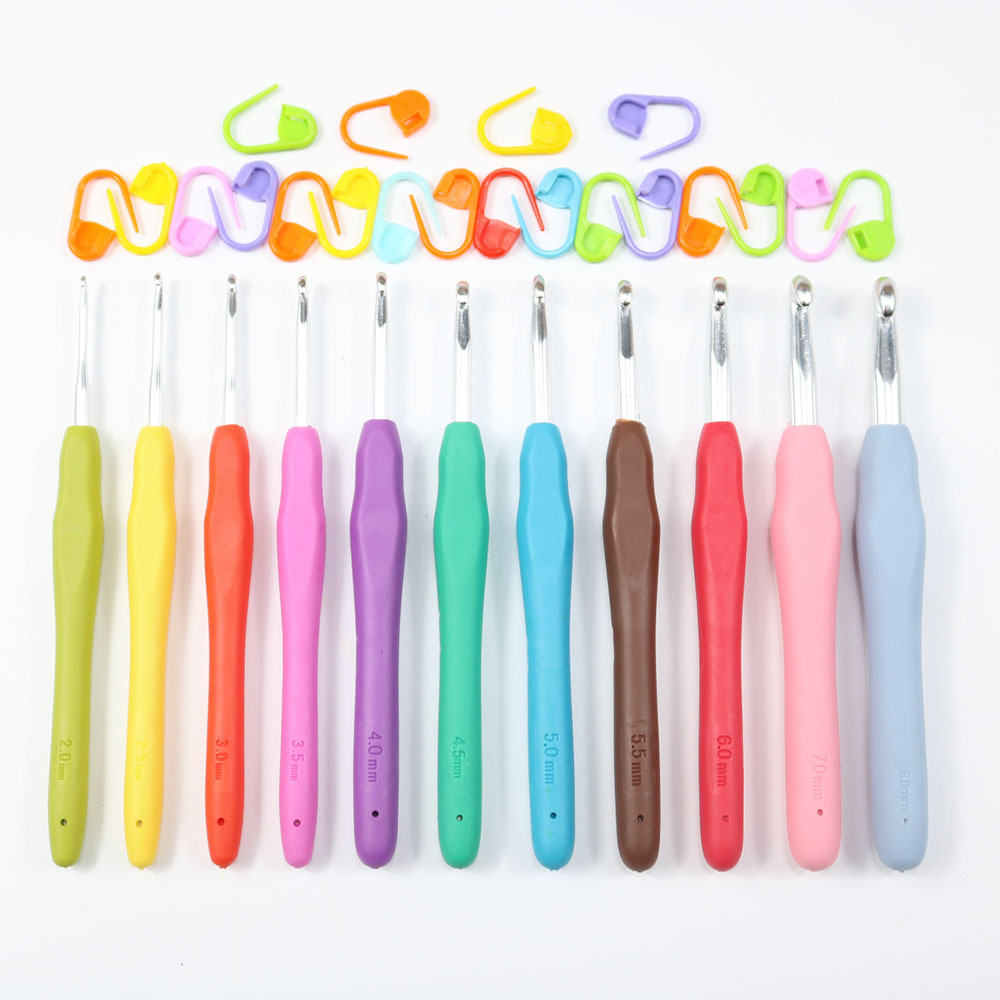 DIY knitting tool TPR soft handle hook set Silicone crochet beard includes accessories rainbow solid crochet Application Scenario