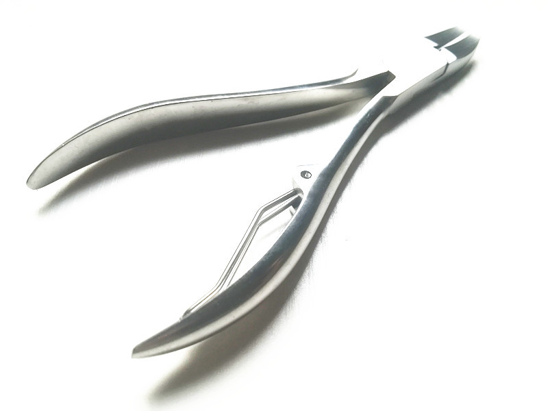 Factory stock of stainless steel dead skin pliers, beauty pliers, beauty tools, beauty sets, beauty scissors 8717 Application Scenario