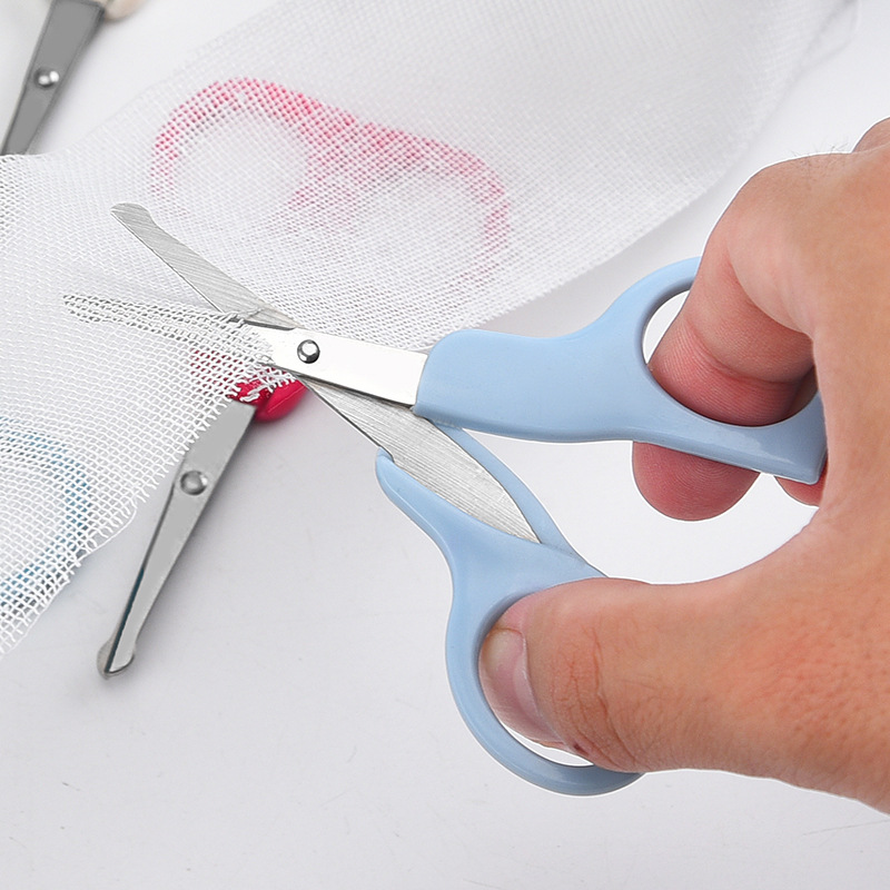 Factory wholesale stainless steel office student scissors, children's paper cutting stationery, hand scissors, plastic handles Application Scenario