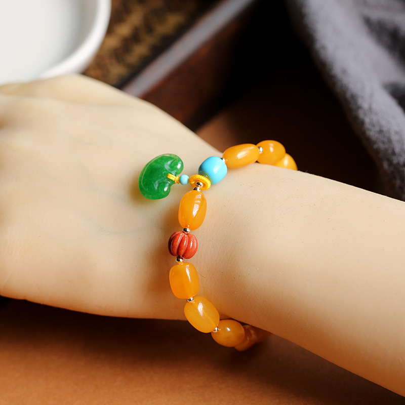 Factory direct sales of natural amber portable bracelets, safety locks for safety and good fortune. Wholesale of classic amber bracelets Application Scenario