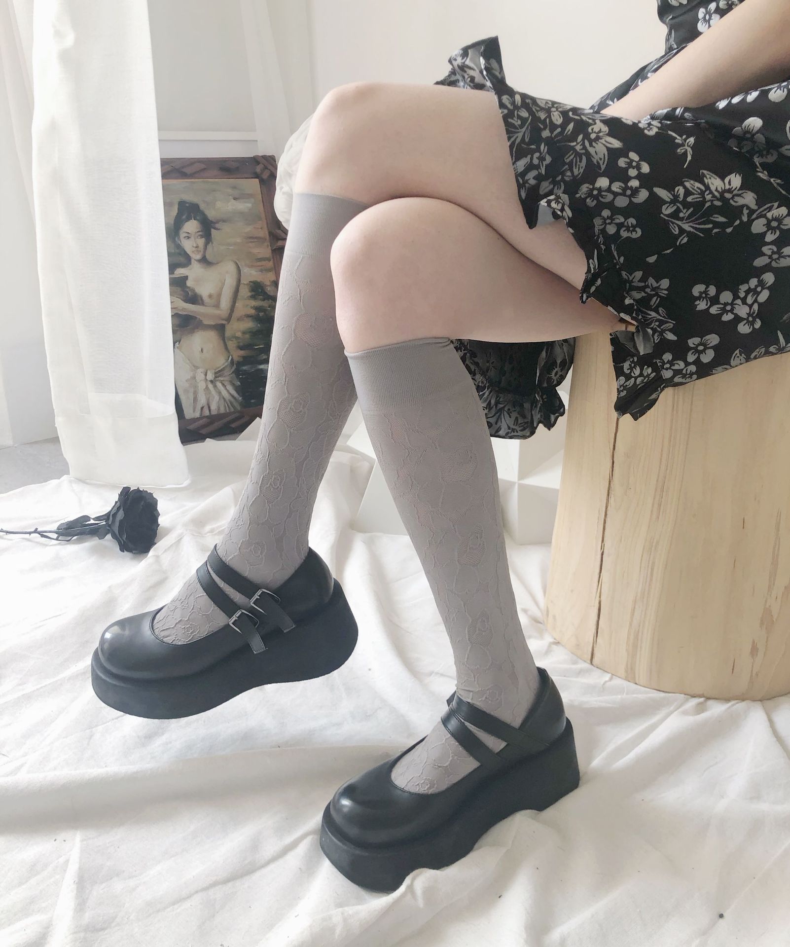 Spring and summer gentle French retro embroidered dark-patterned rose lace flower calf socks, milk white black mid-calf socks, ins style Item Picture