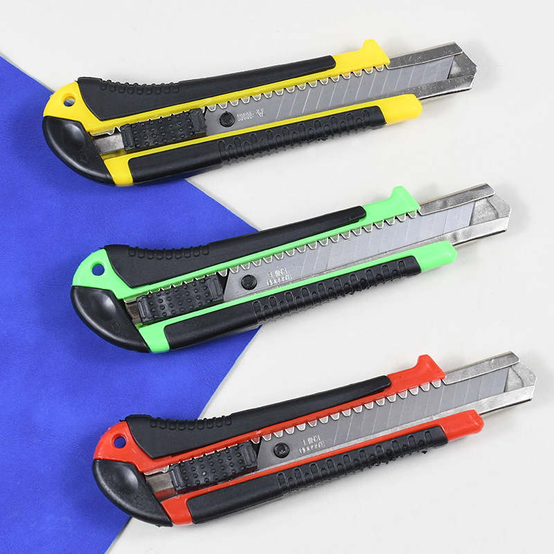 Weibo utility knife, thickened stainless steel material, rubber-coated cutting self-locking blade, large heavy-duty with blade Application Scenario