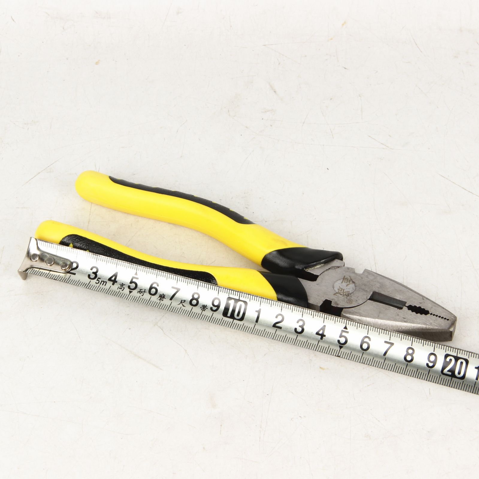 Household Large 8-Inch Wire Pliers Hardware Vice Iron Pliers 10 Yuan Store Hardware Tools Supply Wholesale Gift Application Scenario