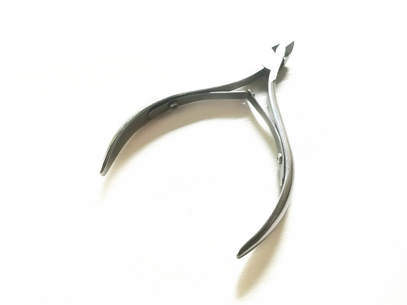 Factory direct sales of stainless steel dead skin pliers, dead skin shears, beauty tools, beauty sets, dead skin shears 9911A Application Scenario