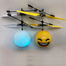 感应飞行器悬浮式手势遥控飞机带灯光可充电七彩飞行玩具地摊玩具