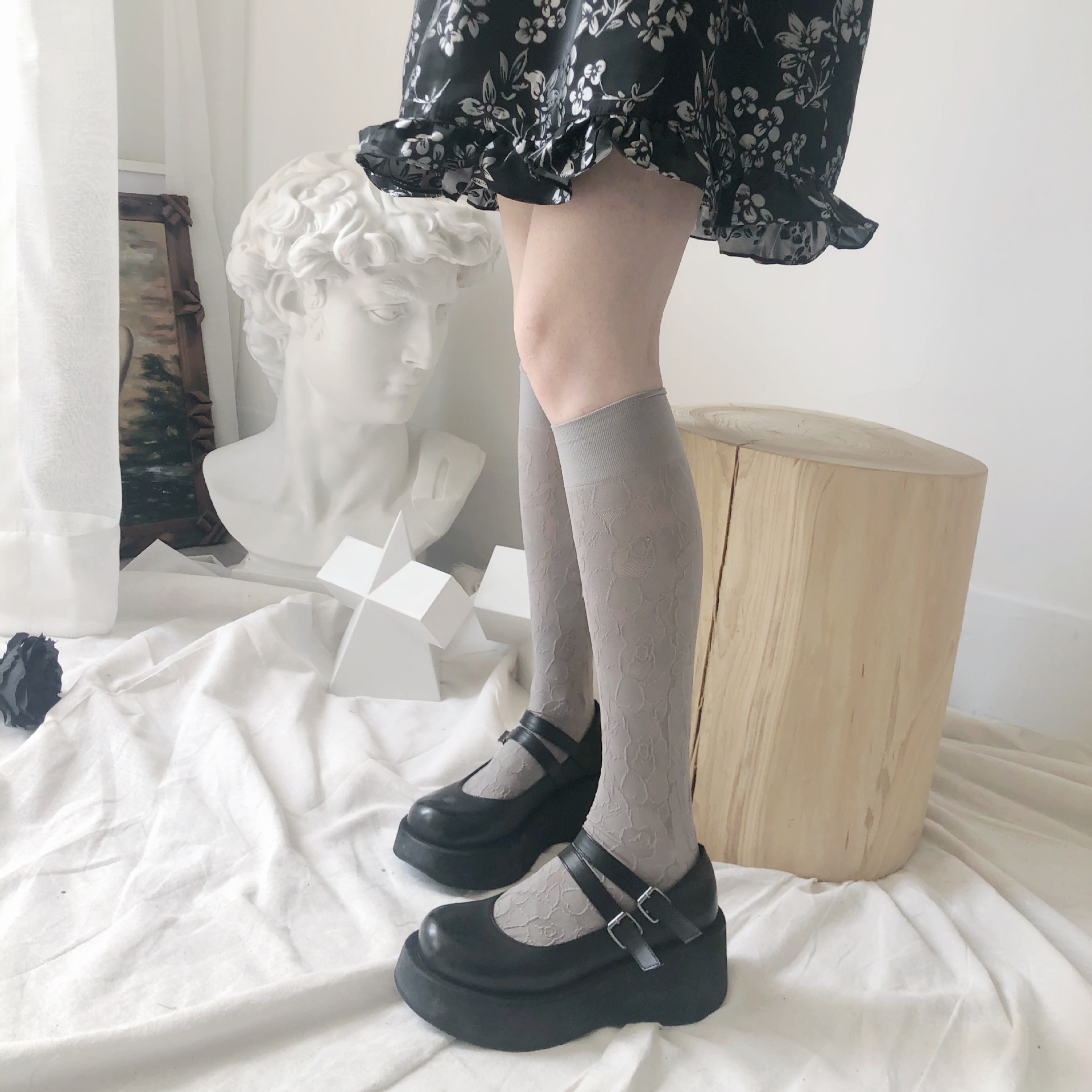 Spring and summer gentle French retro embroidered dark-patterned rose lace flower calf socks, milk white black mid-calf socks, ins style Application Scenario