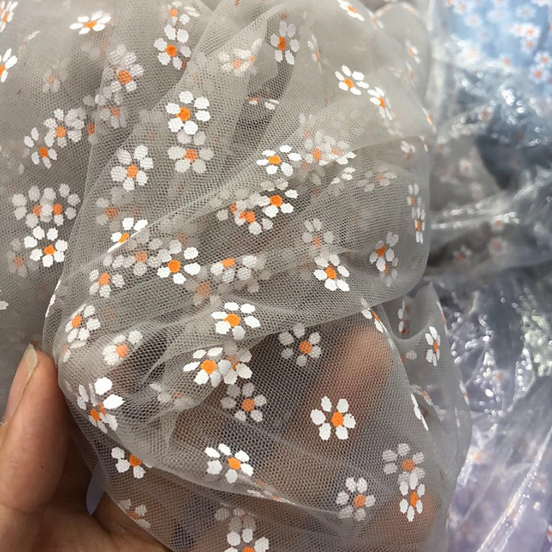 国潮厂家供应 胶浆胶印小雏菊网眼布网纱 裙纱童装舞台服装面料辅料产品图