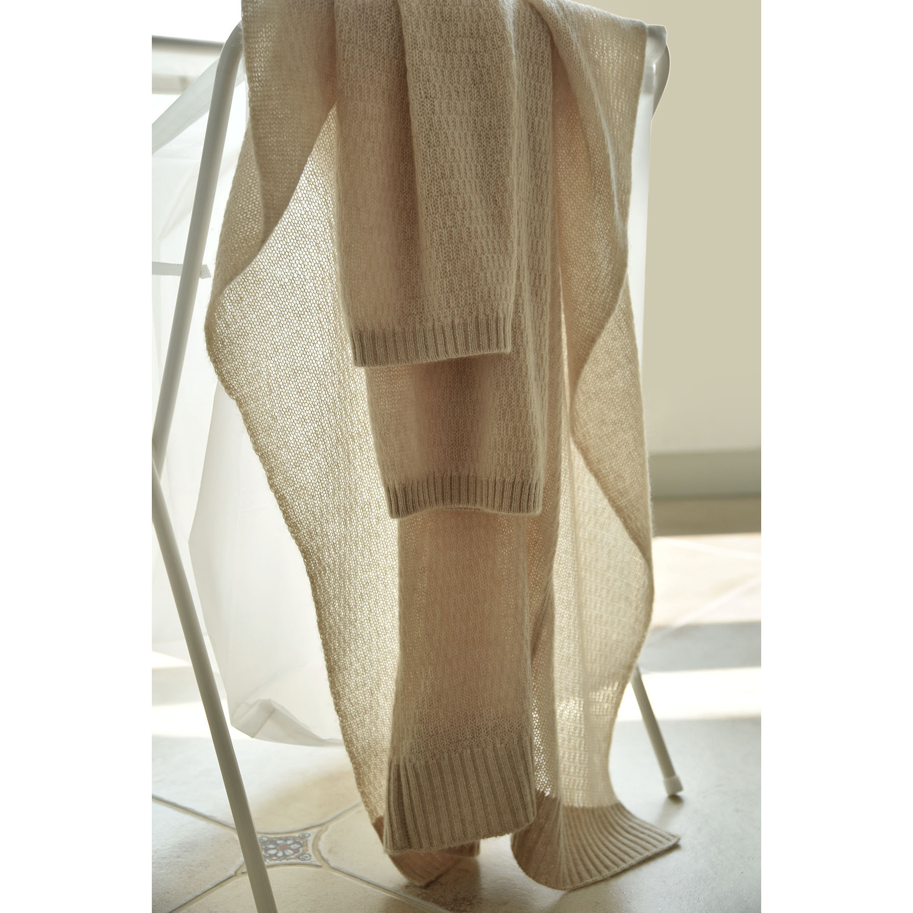 A new French cashmere pointed-color women's loose long-sleeved V-neck knitted cardigan with small cutouts is coming in autumn details Picture