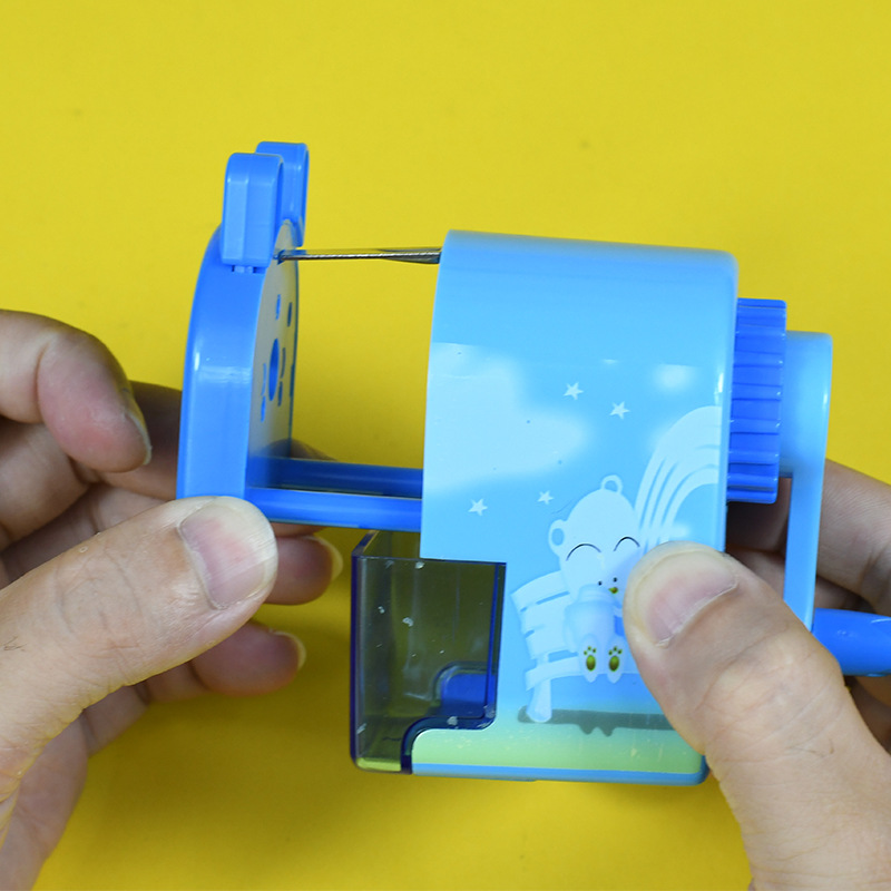 Student pencil sharpener, pencil sharpener, hand-cranked pen sharpener, children's cartoon cute pen sharpener, pen cutter Application Scenario