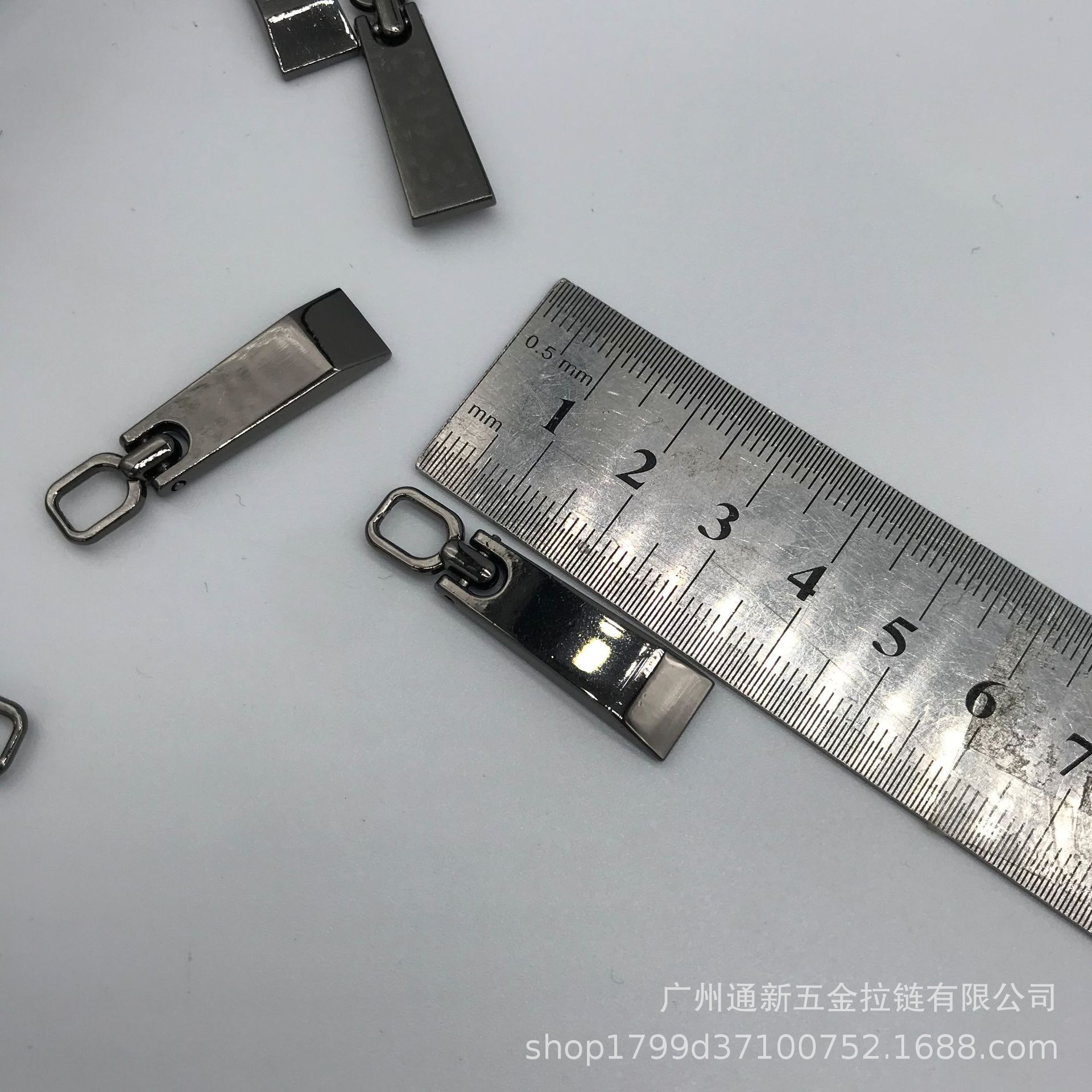 Wholesale of 3#, 5#, 8# metal zipper zippers in stock, high-quality electroplated alloy gun-colored movable zipper plates for luggage tags Specification image