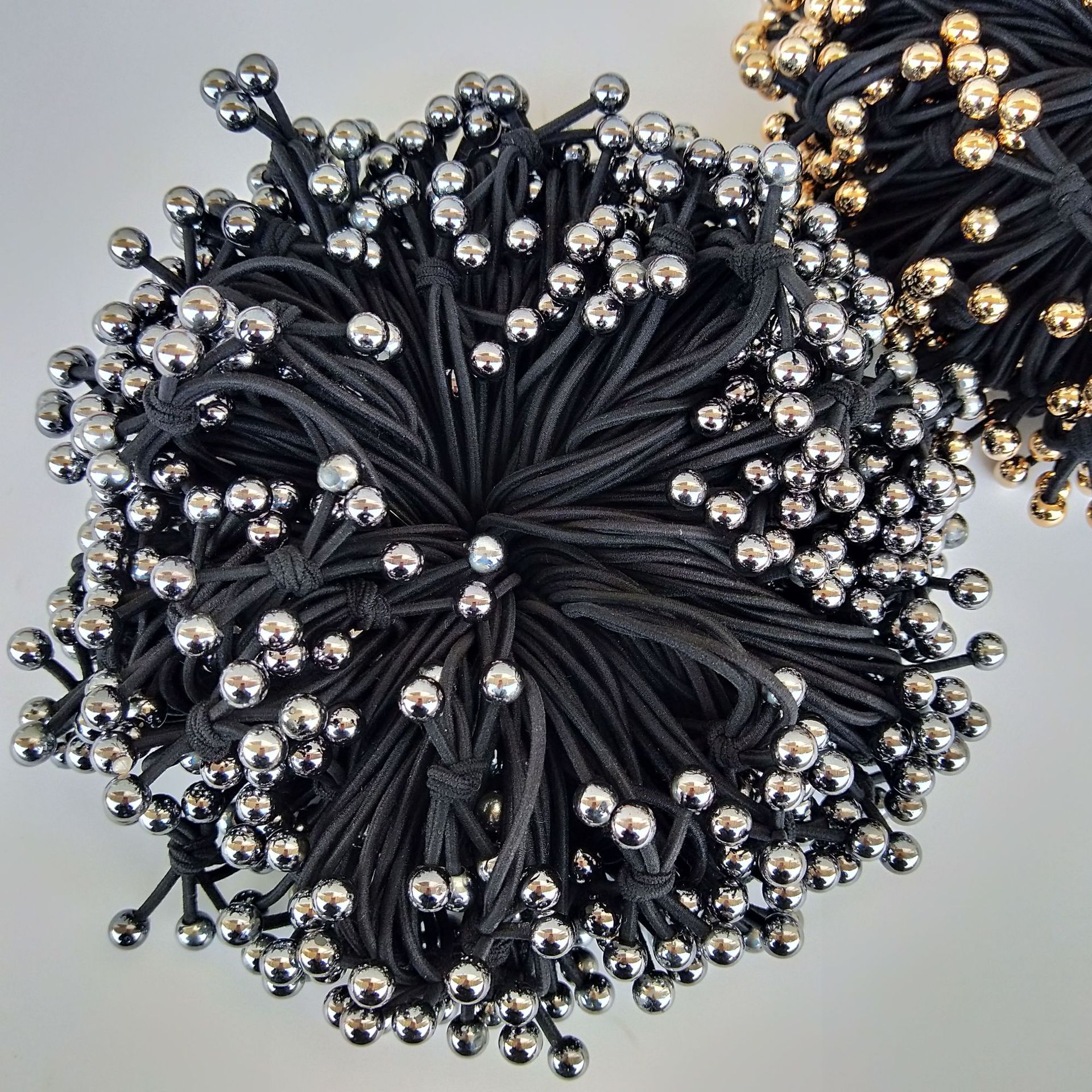 Wholesale of popular accessories: gold and silver beads, hair ties, 3-strand rubber bands, cute and trendy hair accessories, 1-yuan accessories wholesale Application Scenario