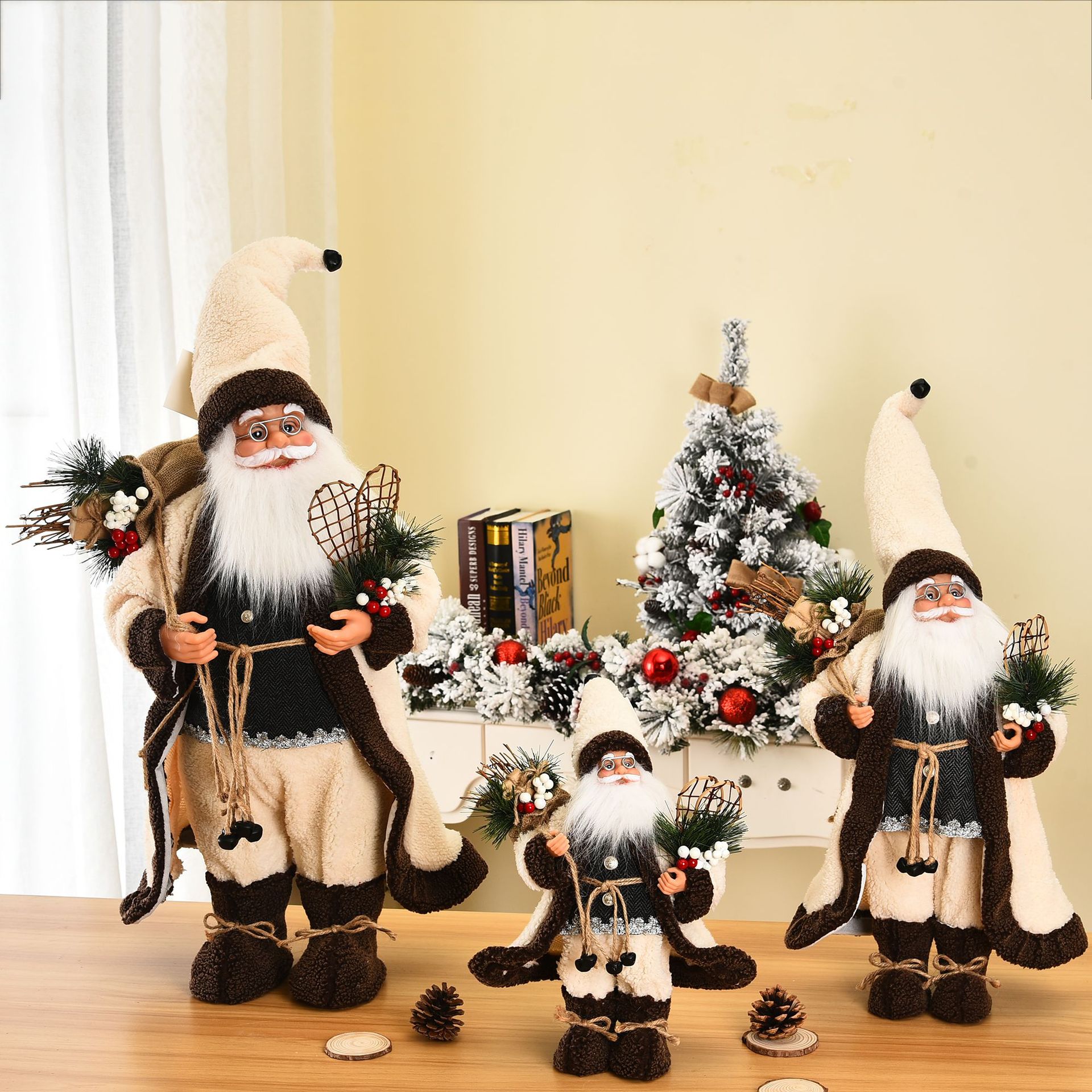 The manufacturer supplies Christmas decorations, simulated Santa Claus, static and fashionable Christmas dolls, display Windows and Christmas products details Picture