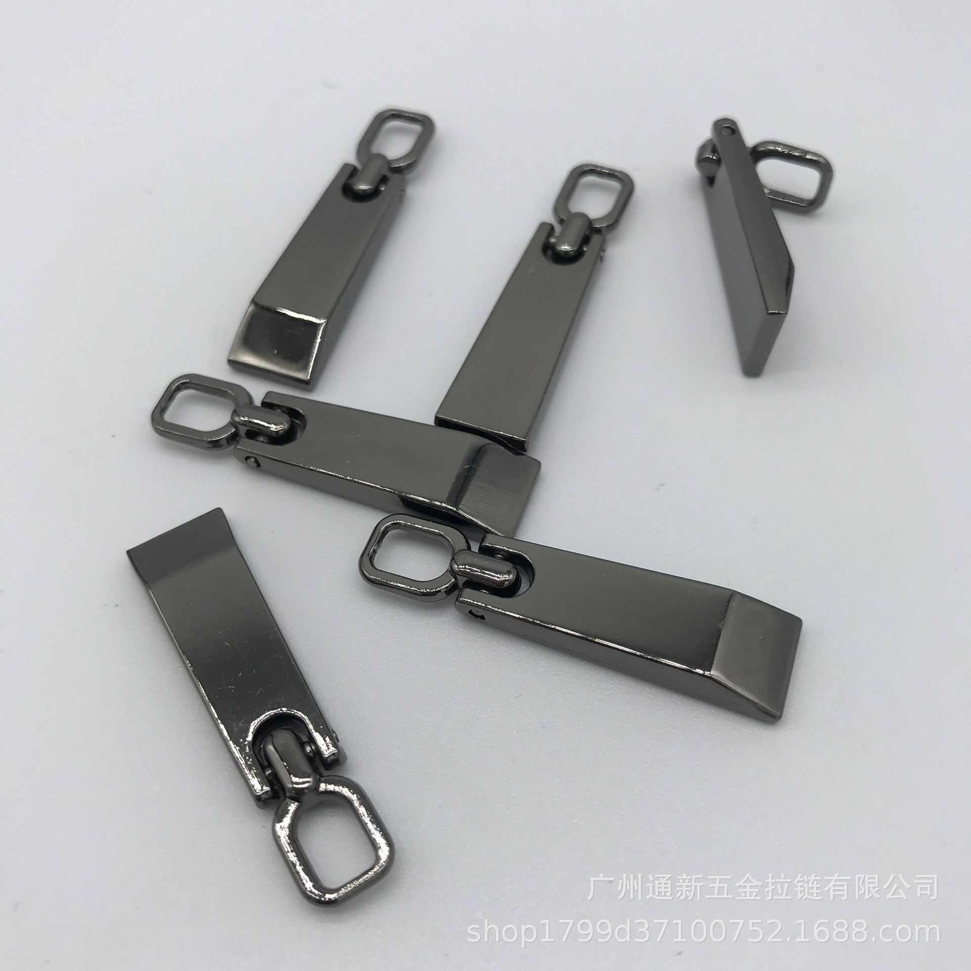 Wholesale of 3#, 5#, 8# metal zipper zippers in stock, high-quality electroplated alloy gun-colored movable zipper plates for luggage tags details Picture