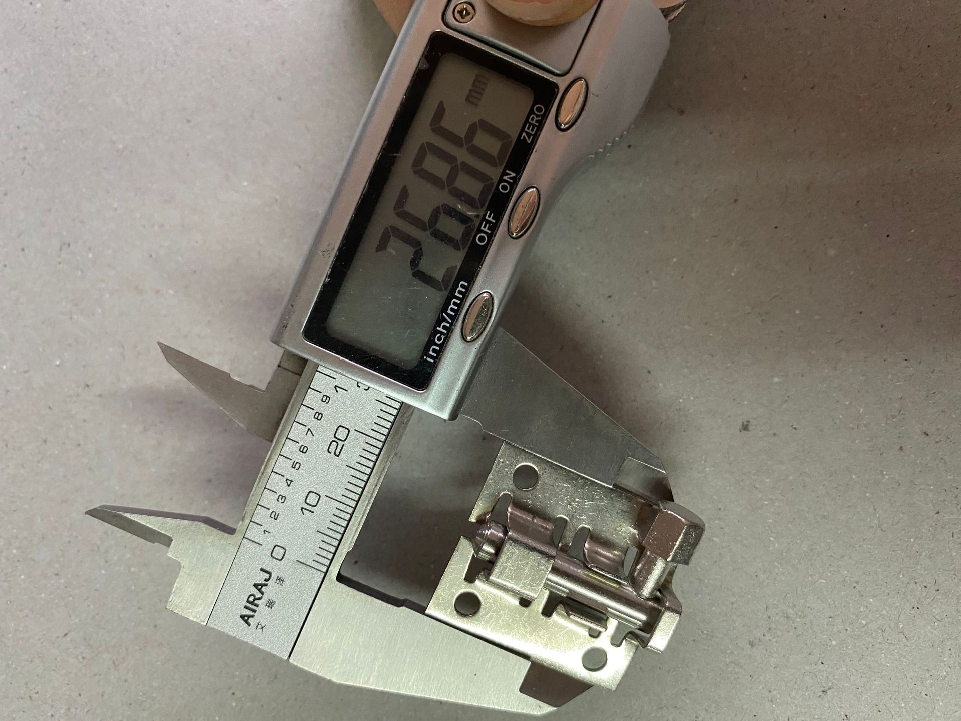 1.2 Inch Stainless Steel Latch Mini Pocket Latch Arts And Crafts Toy Latch Application Scenario