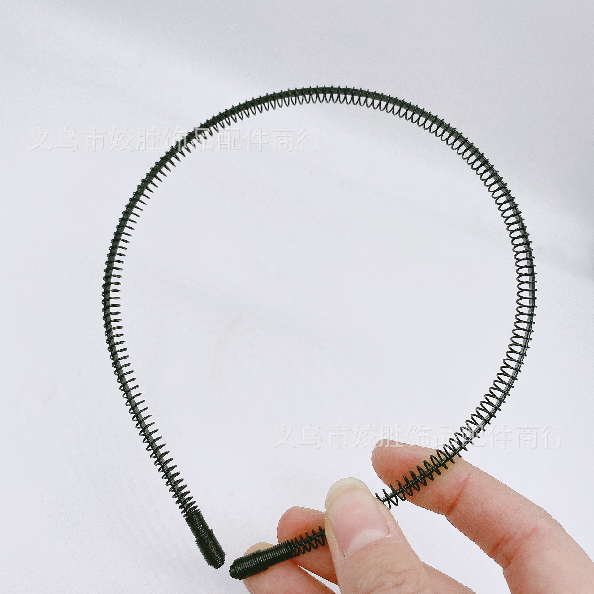 New Korean version French hair band, invisible big backhead, sporty and cute hair clip, wavy headwear, fresh and clean European hair band Application Scenario