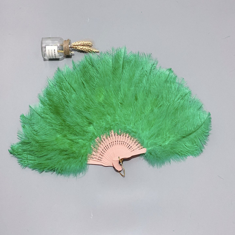 The feather fan is a special prop for the dance performance of the ostrich-colored feather fan used by the palace film crew Item Picture