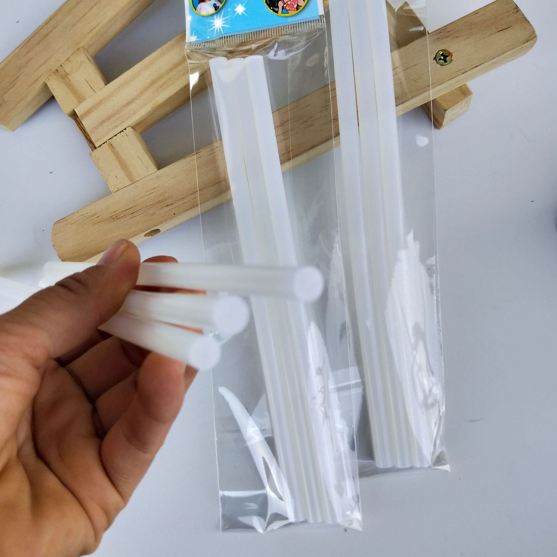 Bag glue Hot melt glue Bag hot melt glue Transparent hot melt stick 1 yuan 2 yuan store supply Application Scenario