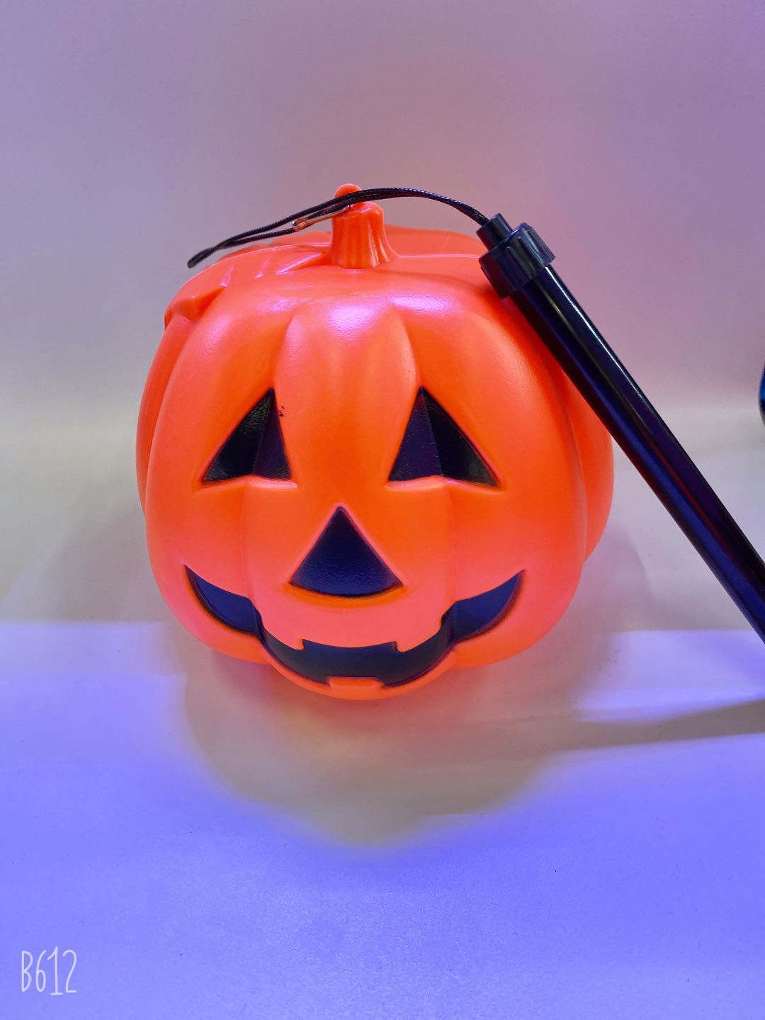 Halloween hand-held pumpkin lanterns, leaf stars all over the sky, pumpkin lanterns emitting and glowing, Halloween venue decoration details Picture