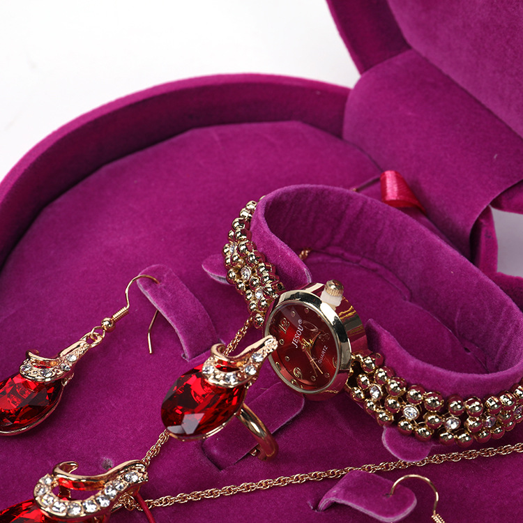 2024 nuevo estilo mujer 4 piezas caja de regalo set accesorios reloj + pulsera + pendientes + collar Application Scenario