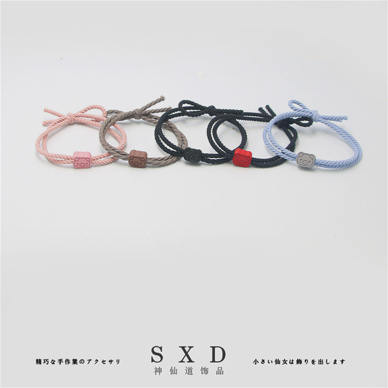A pair of simple, loose and adjustable pig-shaped hair bands for your boyfriend to wear on his wrist. They are popular and cute Specification image